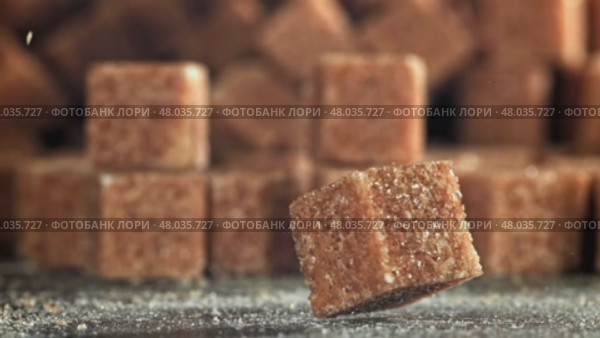 Cane sugar cubes fall on the table. Filmed on a high-speed camera at 1000 fps. Стоковое видео, видеограф Артем Шадрин / Фотобанк Лори