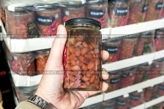 canned red beans in a man's hands while choosing a product in a store. Стоковое фото, фотограф Акиньшин Владимир / Фотобанк Лори