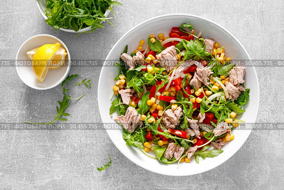 Canned tuna salad with arugula and fresh vegetables, top view. Стоковое фото, агентство Ingram Publishing / Фотобанк Лори