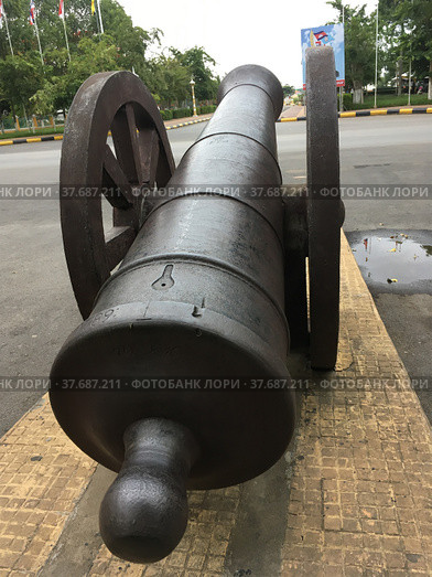 Cannon by Battambang Historical Museum, Cambodia (2020 год). Редакционное фото, фотограф Александр Подшивалов / Фотобанк Лори