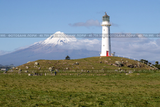 Cape Egmont lighthouse and Mount Taranaki panorama, New Zealand. Стоковое фото, фотограф NataMint / Фотобанк Лори