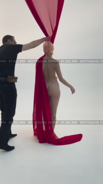 Captivating backstage moments with a woman in red lingerie and flowing fabric. Стоковое видео, видеограф Гурьянов Андрей / Фотобанк Лори