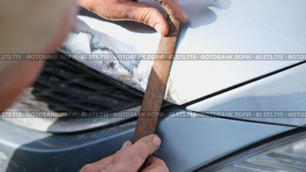 Car body shop. Repair man processes the welding seam using an angle grinder on replaced car part. Professional Body master grind old paint and rust. Rusty damage. Rusting car. Hands with tool close-up. Стоковое видео, видеограф Марина Демидюк / Фотобанк Лори