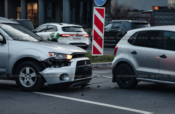 Car crash dangerous accident on urban road street (2022 год). Редакционное фото, фотограф Aleksandr Golubev / Фотобанк Лори