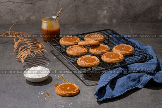 Caramel cookies flowing out of the oven, in the kitchen after baking. Стоковое фото, агентство Ingram Publishing / Фотобанк Лори