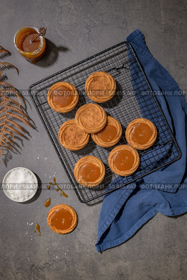 Caramel cookies flowing out of the oven, in the kitchen after baking. Стоковое фото, агентство Ingram Publishing / Фотобанк Лори