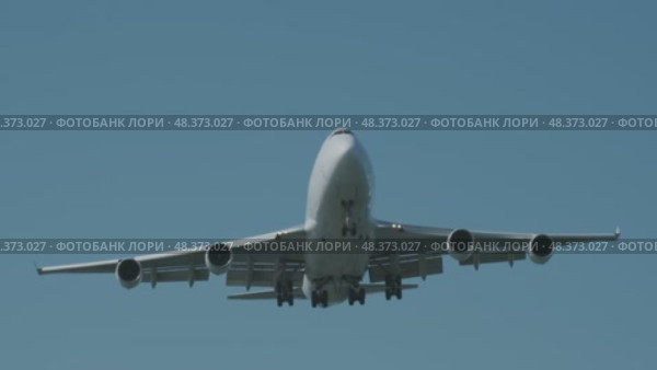 Cargo airplane before landing. Стоковое видео, видеограф Михаил Коханчиков / Фотобанк Лори