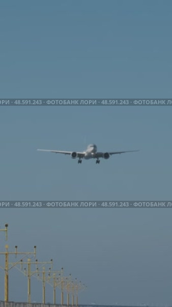 Cargo airplane before landing. Стоковое видео, видеограф Михаил Коханчиков / Фотобанк Лори