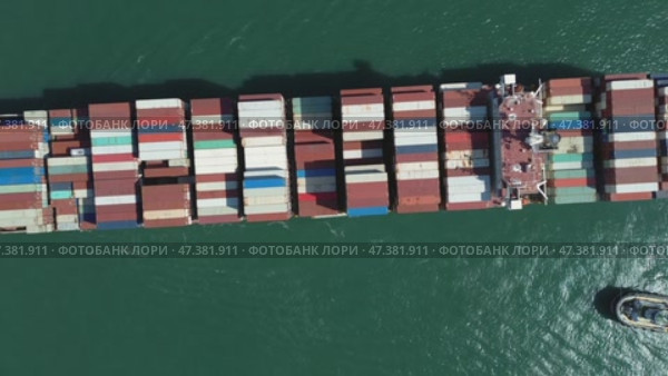 Cargo ship filled with containers in port area. Стоковое видео, видеограф Михаил Коханчиков / Фотобанк Лори
