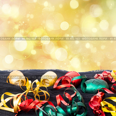 Carnaval festive decorations isolated borer over white background with copy space. Carnaval decorations on dark wooden background. Стоковое фото, агентство Ingram Publishing / Фотобанк Лори