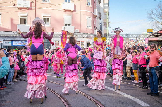 Carnival parade in streets of Lisbon by artistic collective Clandestine Colombina (2024 год). Редакционное фото, фотограф Дмитрий Рухленко / Фотобанк Лори