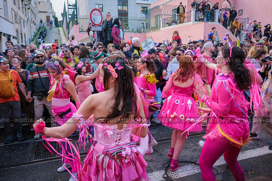 Carnival parade in streets of Lisbon by artistic collective Clandestine Colombina (2024 год). Редакционное фото, фотограф Дмитрий Рухленко / Фотобанк Лори