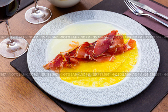 Carpaccio of pineapple and melon carpaccio with thinly sliced prosciutto. Стоковое фото, фотограф Яков Филимонов / Фотобанк Лори