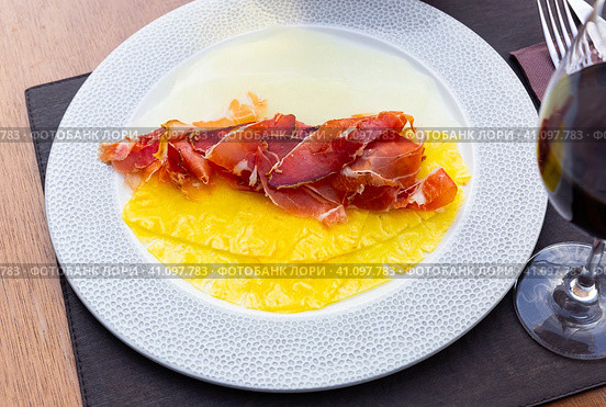 Carpaccio of pineapple and melon carpaccio with thinly sliced prosciutto. Стоковое фото, фотограф Яков Филимонов / Фотобанк Лори