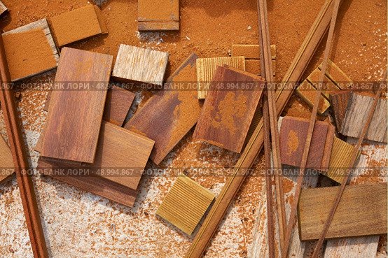 Carpeenter sawdust and decking pieces after ipe wood deck work. Стоковое фото, агентство Ingram Publishing / Фотобанк Лори
