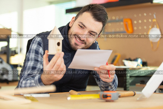 carpenter building a wooden nesting box. Стоковое фото, агентство Ingram Publishing / Фотобанк Лори