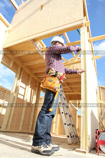 Carpenter building house. Стоковое фото, агентство Ingram Publishing / Фотобанк Лори