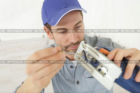 carpenter replacing a rotary cutters blade. Стоковое фото, агентство Ingram Publishing / Фотобанк Лори