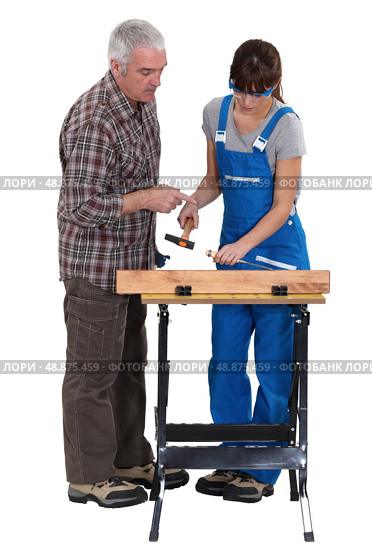 Carpenter training young female apprentice. Стоковое фото, агентство Ingram Publishing / Фотобанк Лори