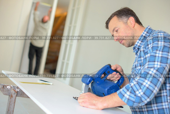 Carpenter using band saw to cut wood. Стоковое фото, фотограф Phovoi R. / PantherMedia / Фотобанк Лори