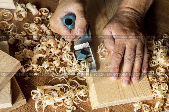 carpenter working wood surrounded by sawdust. Resolution and high quality beautiful photo. carpenter working wood surrounded by sawdust. High quality beautiful photo concept. Стоковое фото, агентство Ingram Publishing / Фотобанк Лори