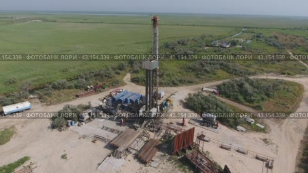 Carrying out repair of an oil well. Equipment of oil fields. Стоковое видео, видеограф Леонид Еремейчук / Фотобанк Лори