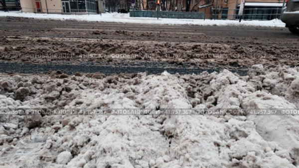 Cars are driving on a snowy road after a heavy snowfall.  Moscow transport. Russia. Moscow. 25.11.23 (2023 год). Редакционное видео, видеограф Ярославский Максим / Фотобанк Лори