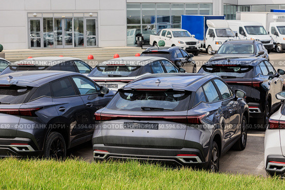 Cars For Sale Stock Lot Row Outside. Стоковое фото, фотограф Юрий Бизгаймер / Фотобанк Лори