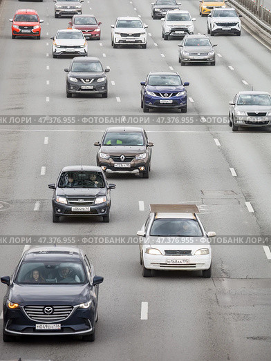Cars traffic moving at speed on highway. Редакционное фото, фотограф Константин Григорьев / Фотобанк Лори