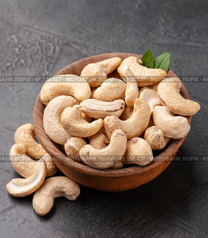 Cashew nuts in wooden plate. Стоковое фото, фотограф Волошина Мария Ивановна / Фотобанк Лори