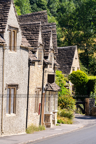 Castle Combe village in Cotswolds England UK. Стоковое фото, агентство Ingram Publishing / Фотобанк Лори