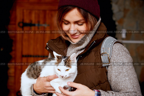 Cat in the hands of girl volunteer, in shelter for homeless animals. Pets. Стоковое фото, фотограф Евгений Глазунов / Фотобанк Лори