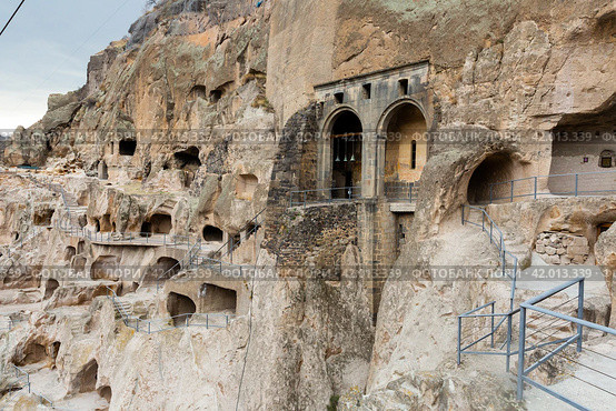 Cave city Vardzia, carved into the rock - famous attraction of Georgia. Стоковое фото, фотограф Яков Филимонов / Фотобанк Лори