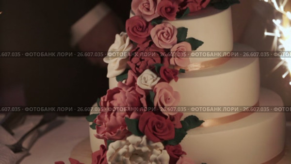 Celebration cake slowmotion. Стоковое видео, видеограф Алексей / Фотобанк Лори