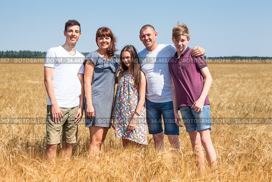 Cereal farmer family with wife, two teenage sons and preteen daughter, long family portrait on yellow wheat field. Стоковое фото, фотограф Кекяляйнен Андрей / Фотобанк Лори