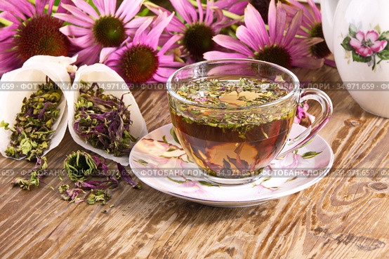 Чайный напиток  с эхинацеей пурпурной (Echinacea purpurea) сушеной,применяется в народной медицине как противовирусное. Стоковое фото, фотограф Наталия Кузнецова / Фотобанк Лори
