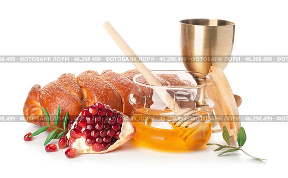 Challah, sacramental goblet with wine, honey and pomegranate on white background. Rosh Hashanah (Jewish New Year) celebration. Стоковое фото, фотограф Pixel_shot / Фотобанк Лори