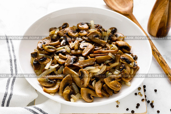 Champignon mushrooms sauteed with onion. Стоковое фото, агентство Ingram Publishing / Фотобанк Лори
