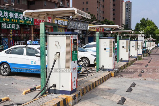 Charging stations for electric vehicles in the Wuhan city, China (2024 год). Редакционное фото, фотограф Кекяляйнен Андрей / Фотобанк Лори