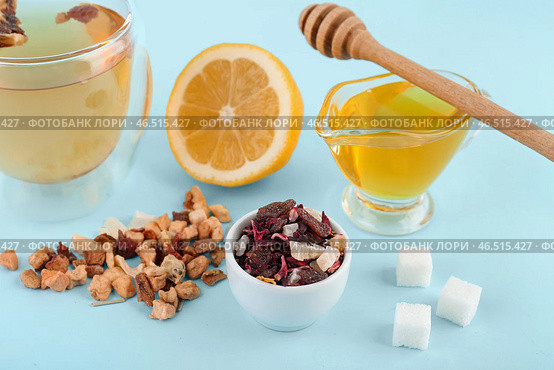 Чаша с чаем из сухофруктов, сахаром и медом на синем фоне, крупным планом. Стоковое фото, фотограф Pixel_shot / Фотобанк Лори