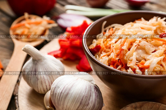 Чаша с вкусной квашеной капустой и ингредиентами на деревянном фоне. Стоковое фото, фотограф Pixel_shot / Фотобанк Лори