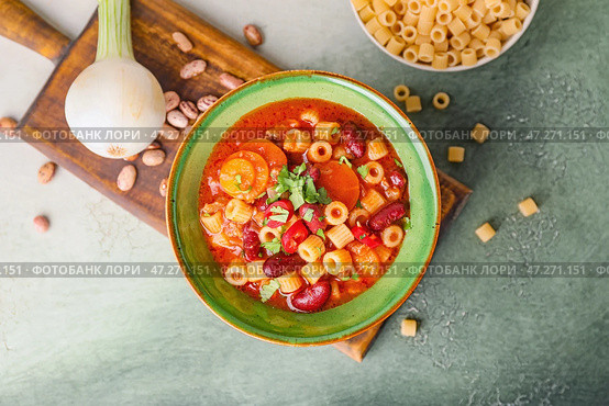 Чаша с вкусной пастой и фасолью на столе. Стоковое фото, фотограф Pixel_shot / Фотобанк Лори
