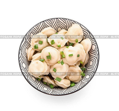 Чаша с вкусными варениками на белом фоне. Стоковое фото, фотограф Pixel_shot / Фотобанк Лори