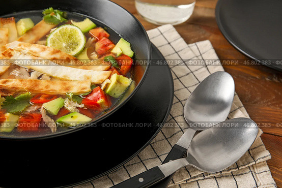 Чаша вкусного супа Сопа де Лима на деревянном фоне крупным планом. Стоковое фото, фотограф Pixel_shot / Фотобанк Лори