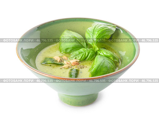 Чаша вкусного зеленого куриного карри на белом фоне. Стоковое фото, фотограф Pixel_shot / Фотобанк Лори