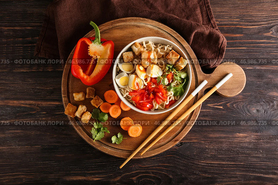 Чаша вкусной лапши с курицей и овощами на деревянном фоне. Стоковое фото, фотограф Pixel_shot / Фотобанк Лори
