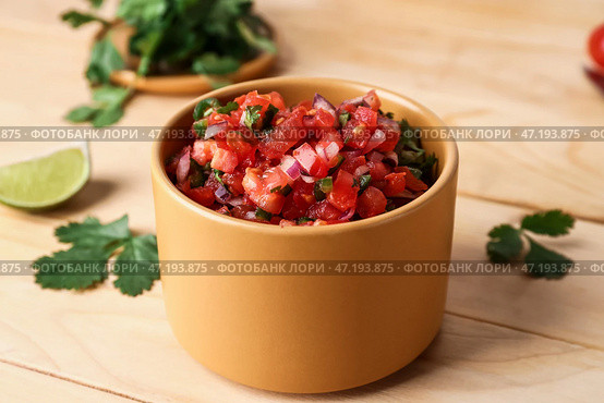 Чаша вкусной сальсы Пико де Галло на столе. Стоковое фото, фотограф Pixel_shot / Фотобанк Лори