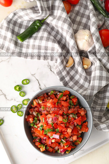 Чаша вкусной сальсы Пико де Галло на столе. Стоковое фото, фотограф Pixel_shot / Фотобанк Лори