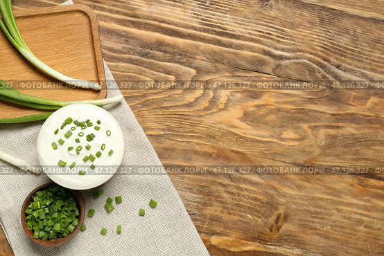 Чашечки вкусной сметаны с зеленым луком на деревянном фоне. Стоковое фото, фотограф Pixel_shot / Фотобанк Лори