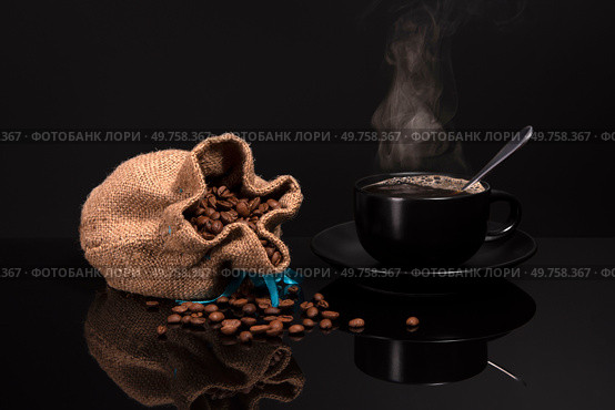 Чашка сваренного кофе и кофейные зёрна. Стоковое фото, фотограф Илья Ладнев / Фотобанк Лори